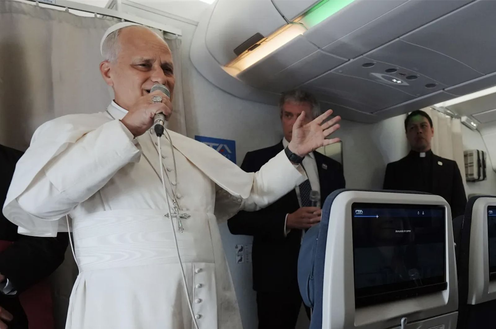 León XIV habla con los periodistas en el avión