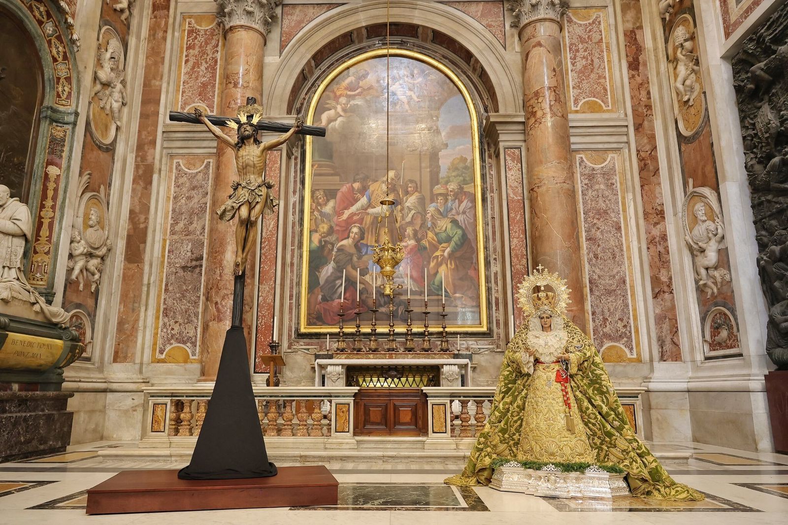 El Cachorro y La Esperanza presiden la capilla de la Presentación de la Virgen en San Pedro en el Vaticano