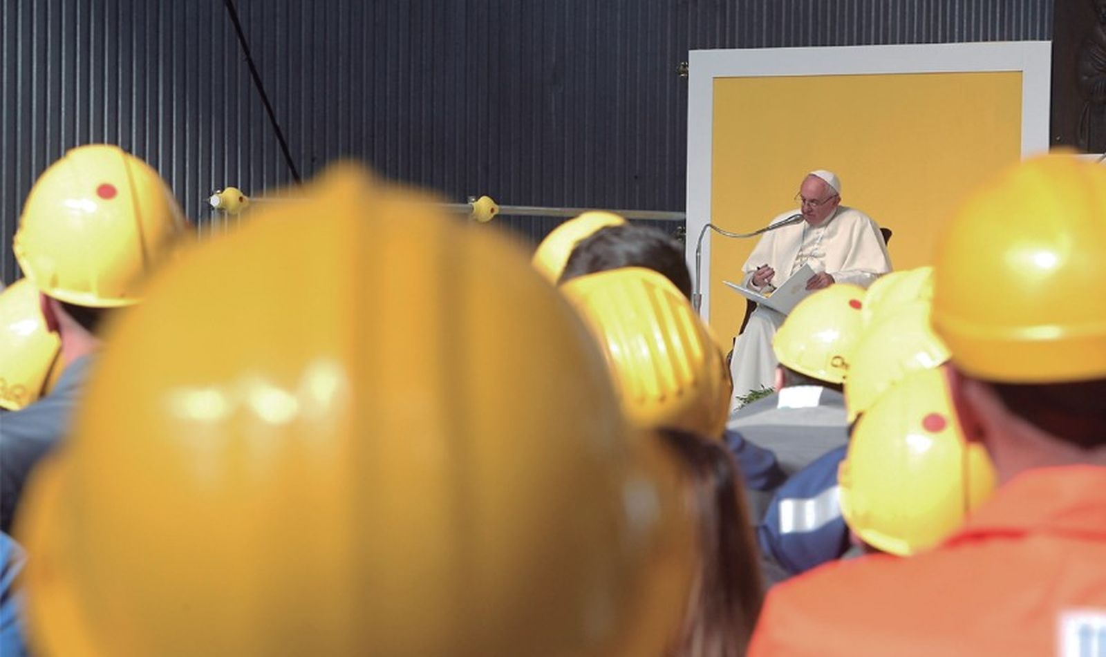 Francisco en la asamblea realizada en al siderúrgica de Ilva (Génova, Italia, 2017)