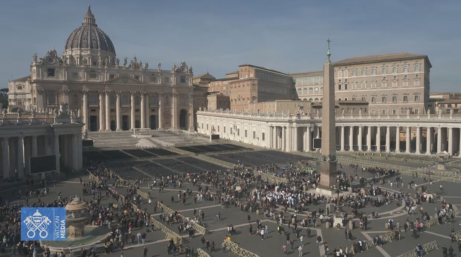 Los fieles se concentran a rezar por el Papa
