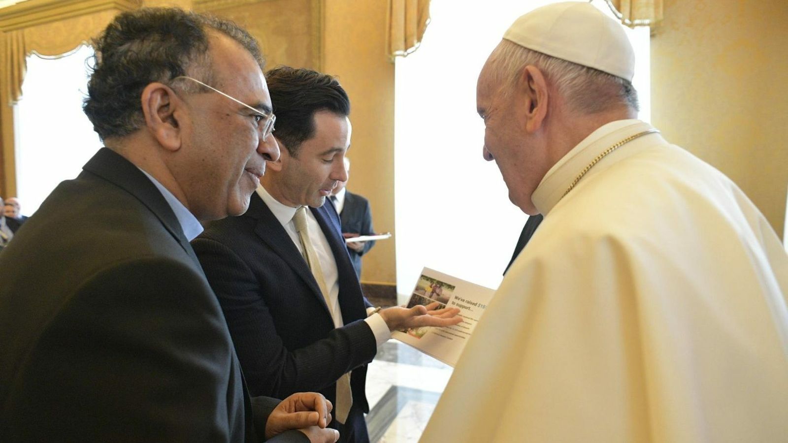 Francisco junto a dos participantes de la reunión-diálogo sobre “Minería para el bien común”