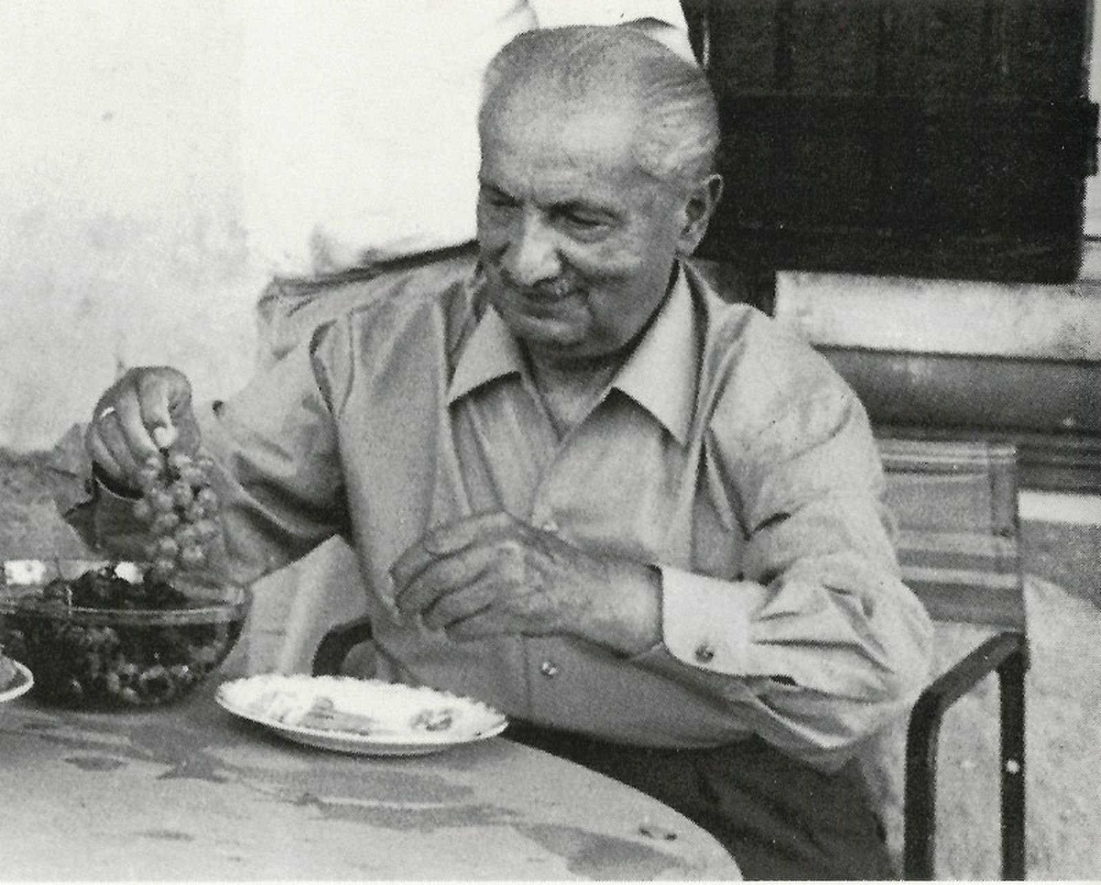 Martín Heidegger (1889-1976) en un momento cotidiano comiéndose unas uvas o a lo mejor se reflexionaba acerca del ser de las uvas desde su condición de ser que pregunta por el Ser o Dasein