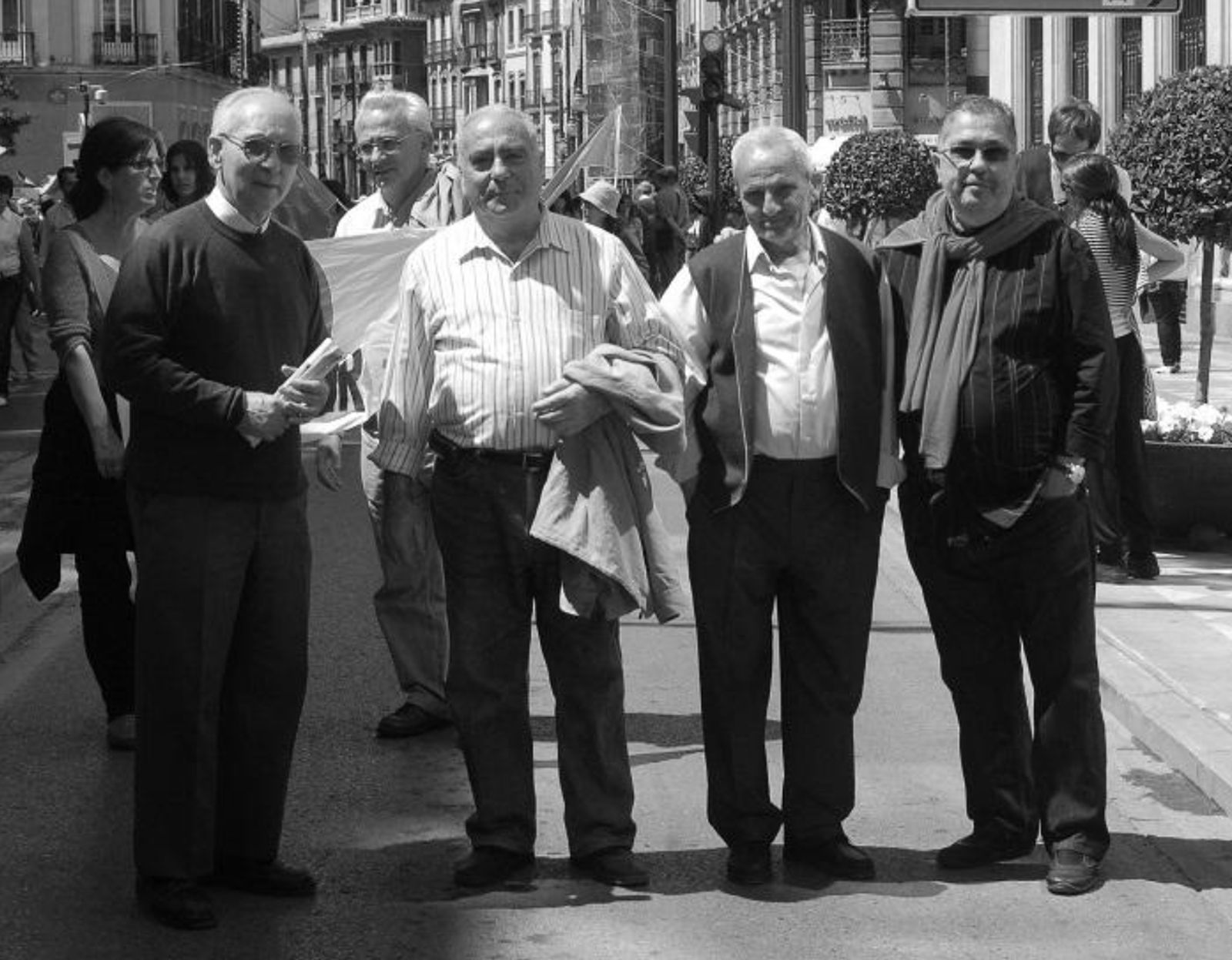 Antonio Quitián, primero por la izquierda,el 1º de Mayo de 2008. Junto a él, otros dirigentes históricos relacionados con los sucesos de la Curia. De izquierda a derecha, con Quitián, Miguel Girela Reyes, Luis López García y Juan Alfredo Bellón. Archivo Histórico de CCOO de Andalucía. Colección  fotográfica. de pantalla 2026-07-25 a las 9.34.21