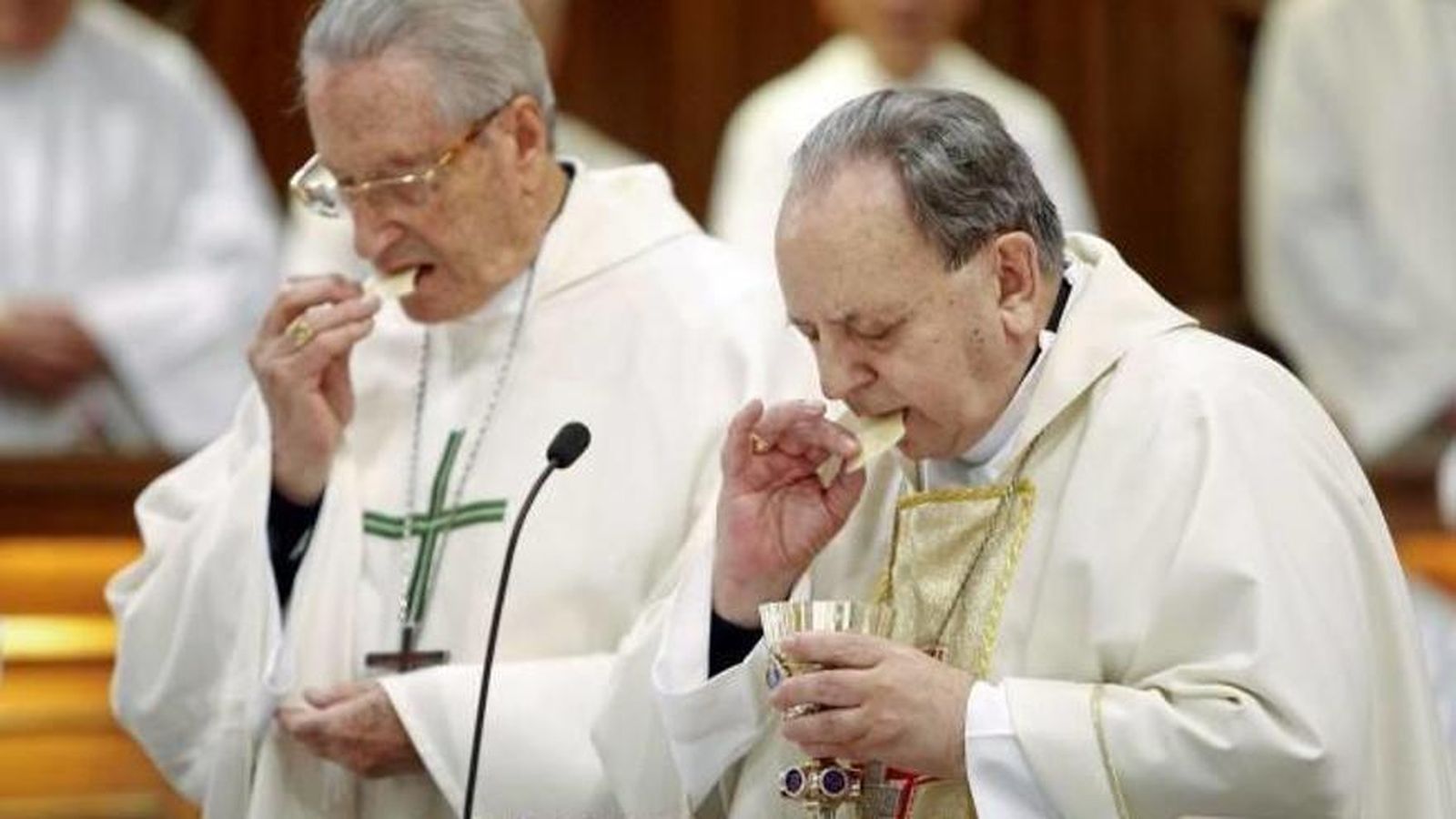 Juan María Uriarte (dcha) junto al obispo emérito de la diócesis, José María Setién