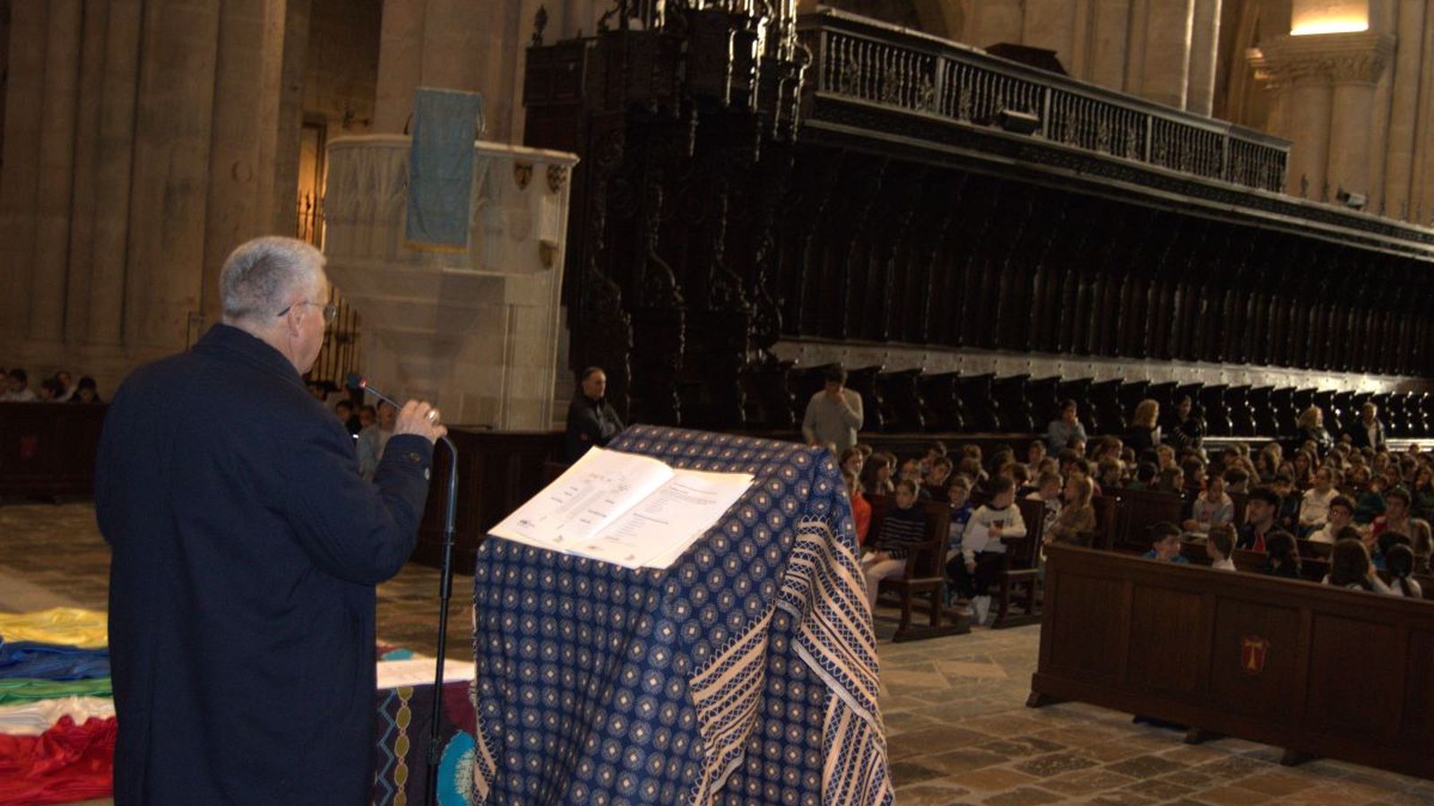 Alumnos de 7 escuelas cristianas llenan el templo