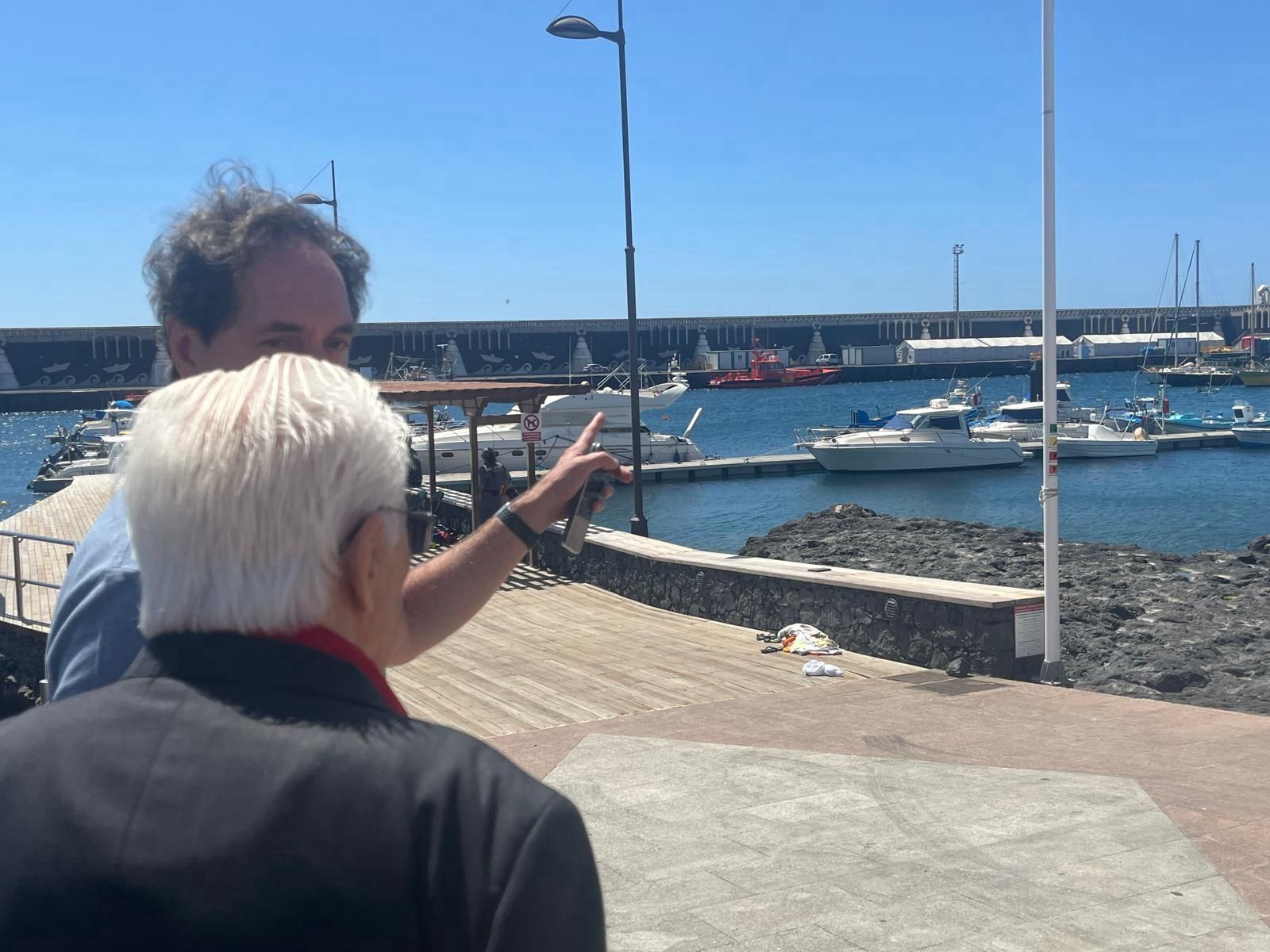 El padre Ángel, en el muelle de La Restinga