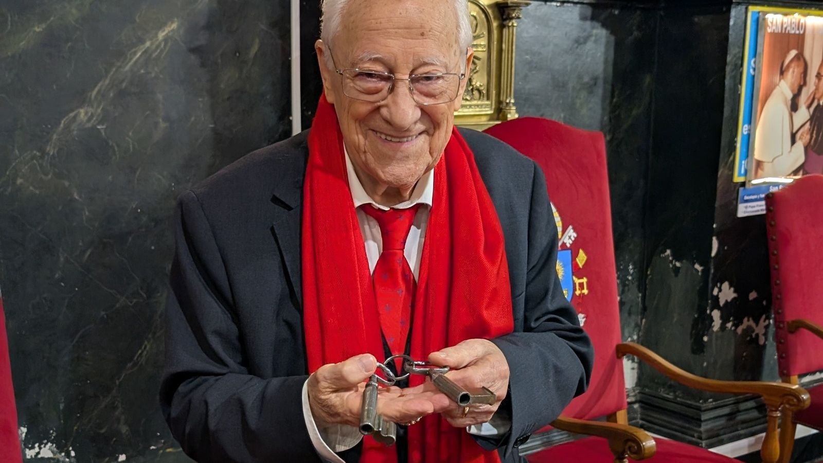 El padre Ángel, con las 'llaves' de San Antón