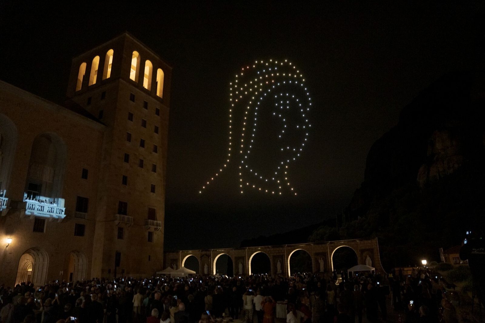 Espectáculo de drones en la inuguración del Milenario de Montserrat
