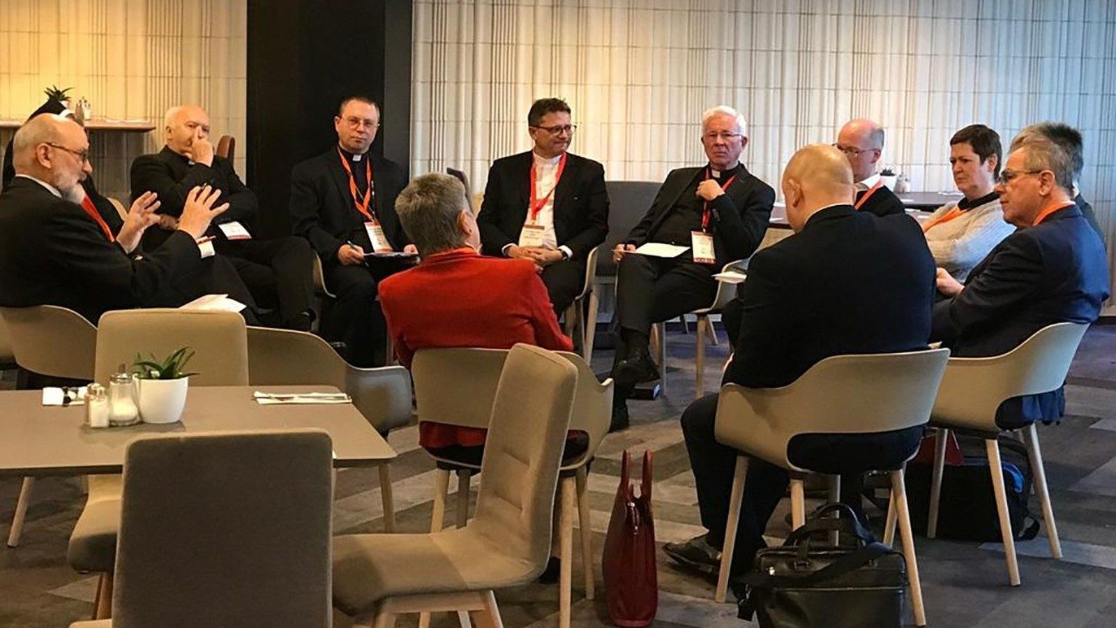 Máxima tensión en el Sínodo europeo por la exigencia de debatir sobre el sacerdocio femenino o las bendiciones gays