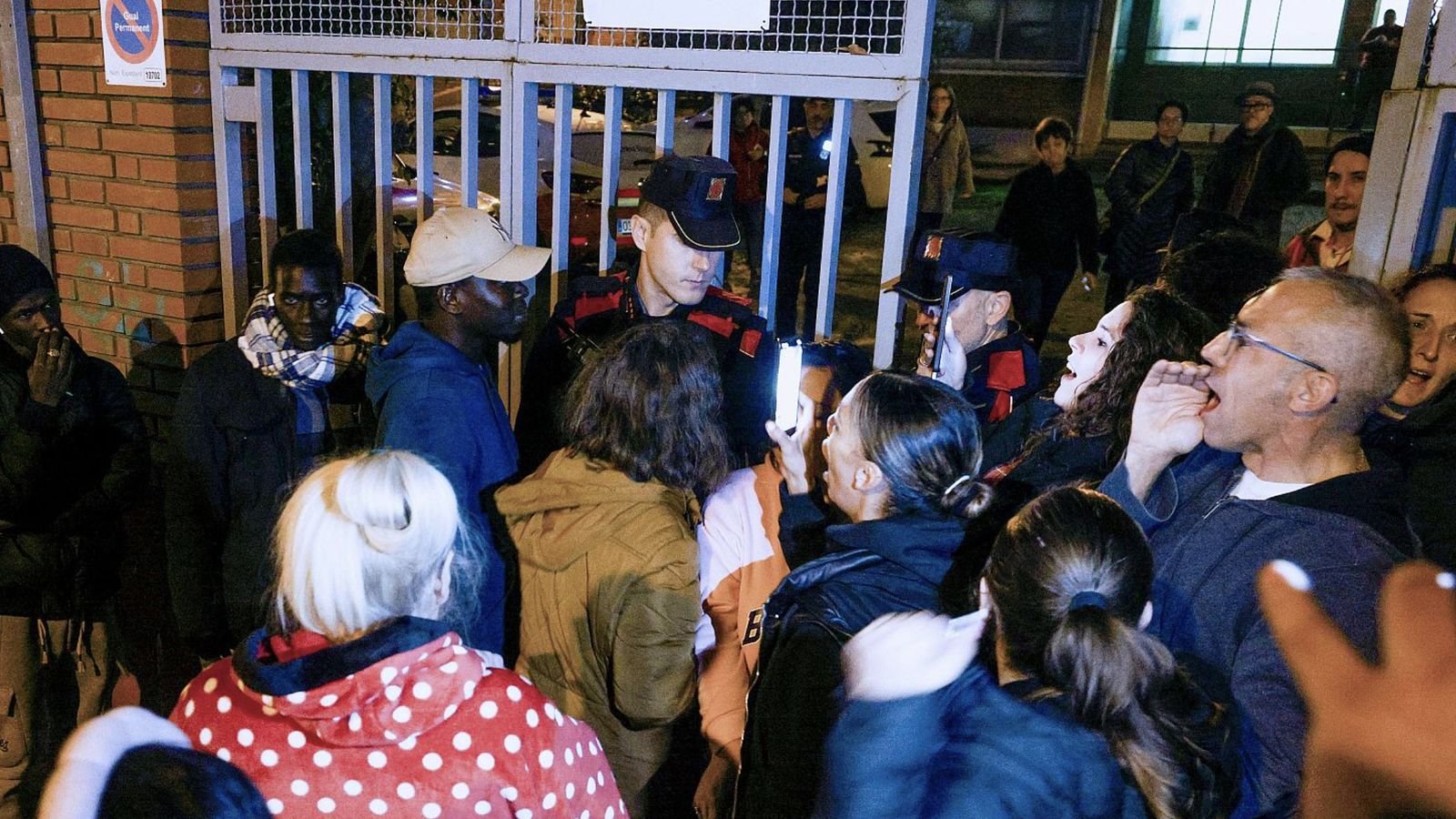 Ciudadanos impiden la entrada de migrantes en la parroquia de Badalona