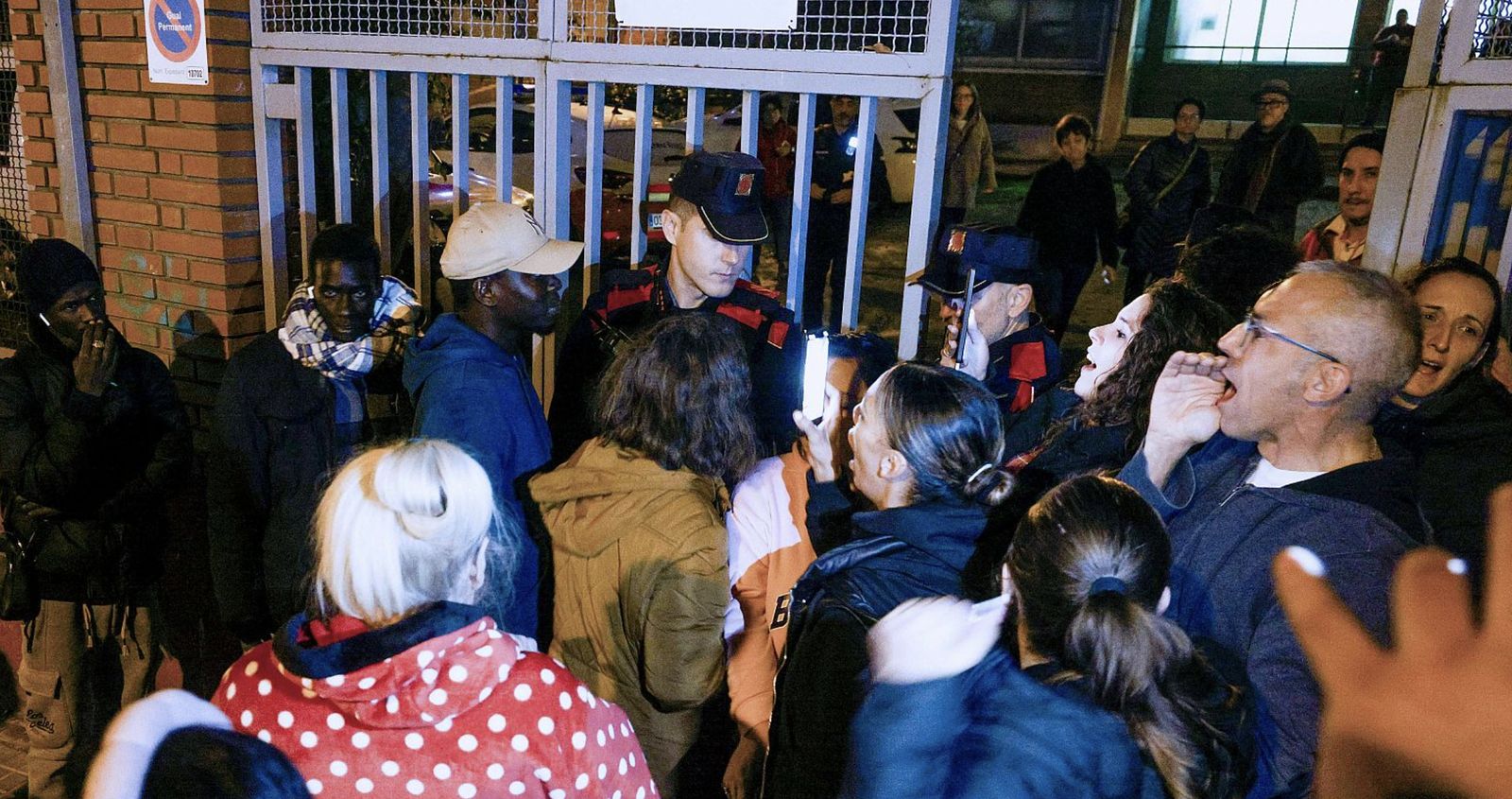 Ciudadanos impiden la entrada de migrantes en la parroquia de Badalona