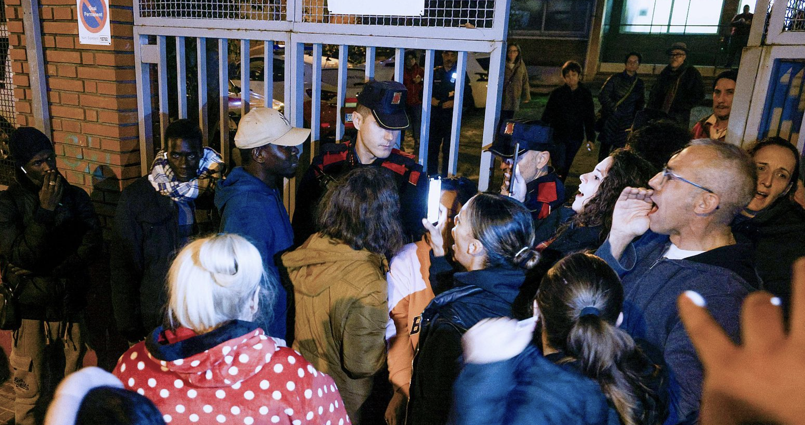 Ciudadanos impiden la entrada de migrantes en la parroquia de Badalona