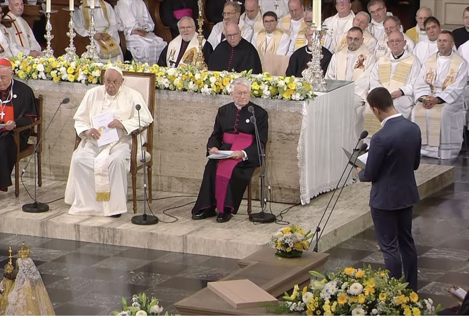 Diogo se dirige al Papa en la catedral de Luxemburgo