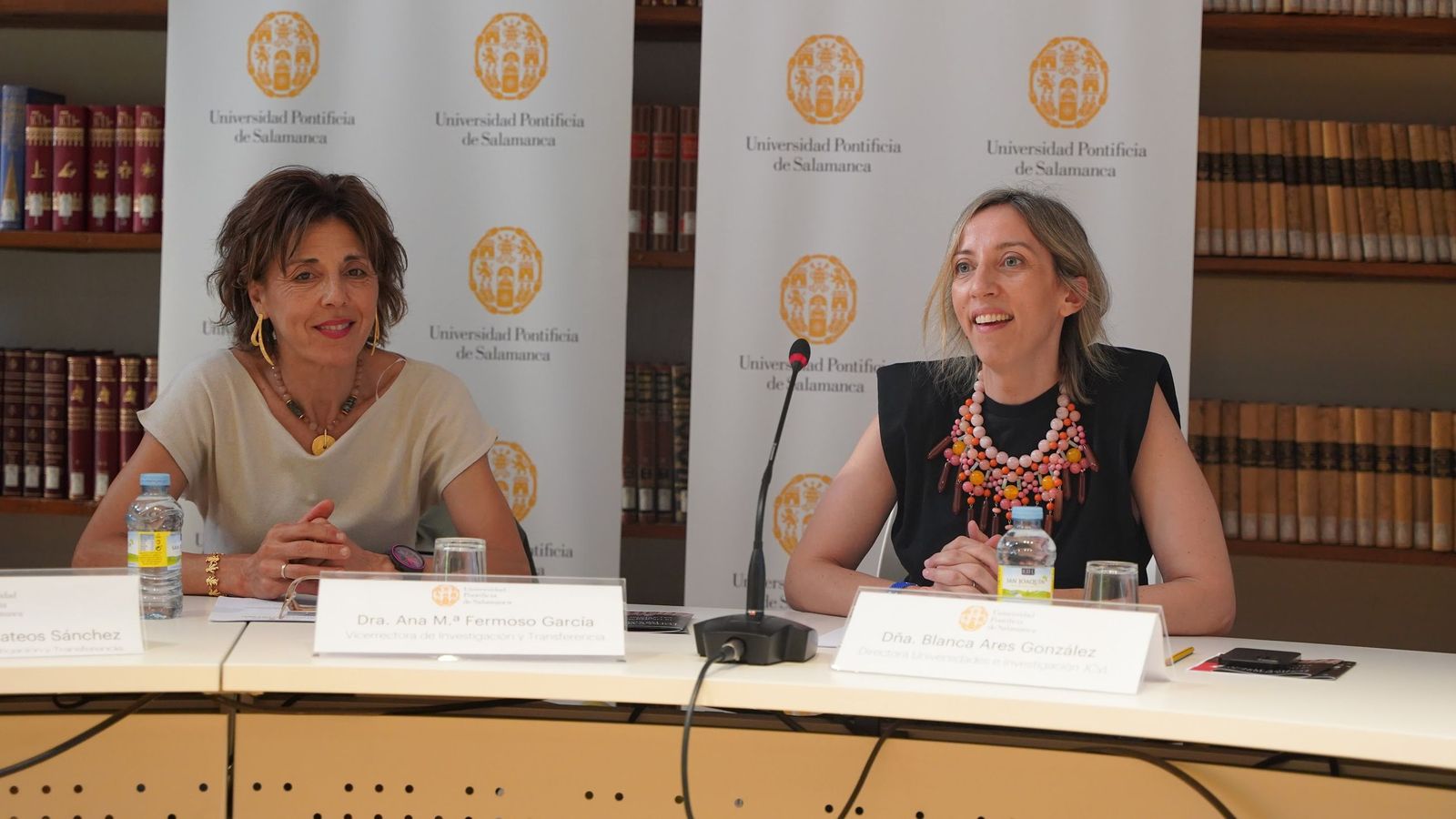 Vicerrectora (izda) Ana María Fermoso García y la directora de Universidades e Investigación de la Junta de Castilla y León Blanca Ares González