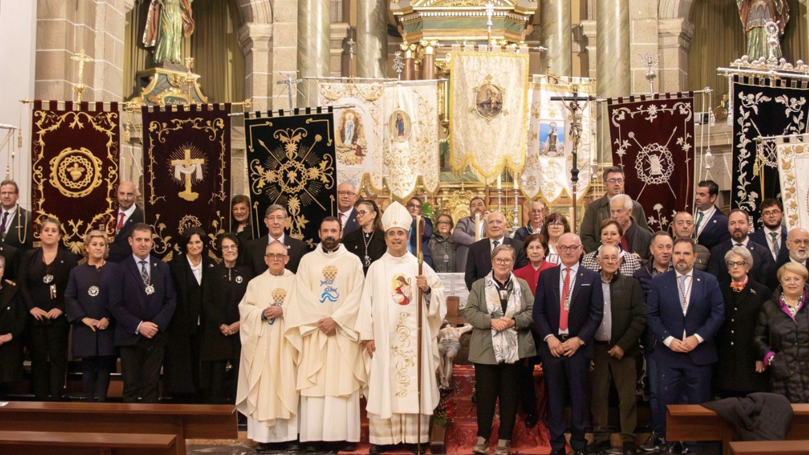 Cadiñanos, con las cofradías de la diócesis gallega