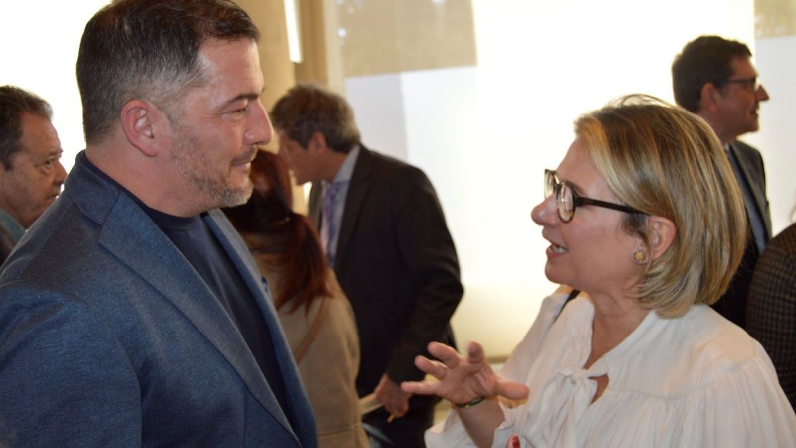 Carlos Mirapeix, con la arquitecta y experta en Gaudí, Chiara Curti.