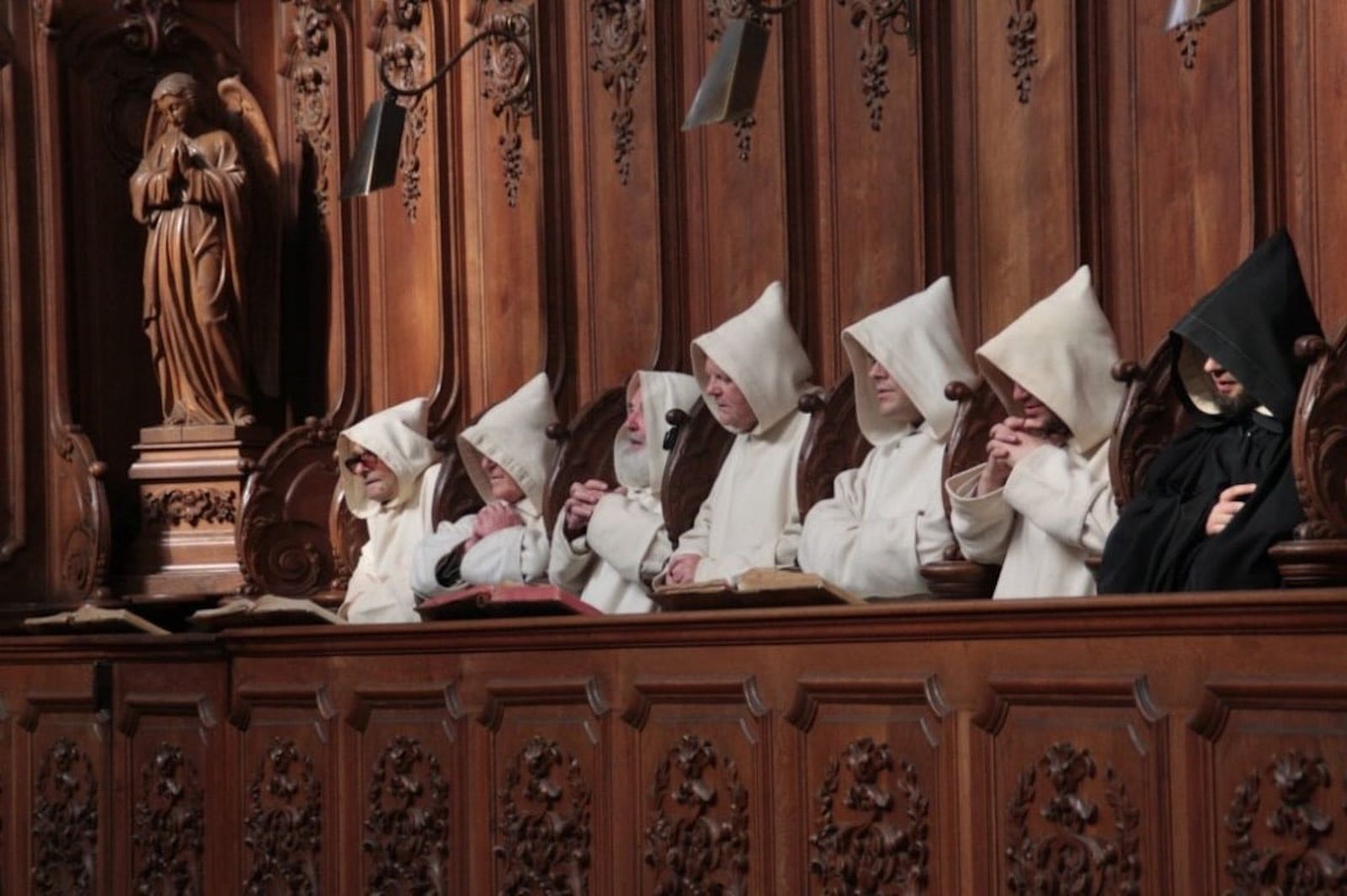 Monjes cartujos en oración