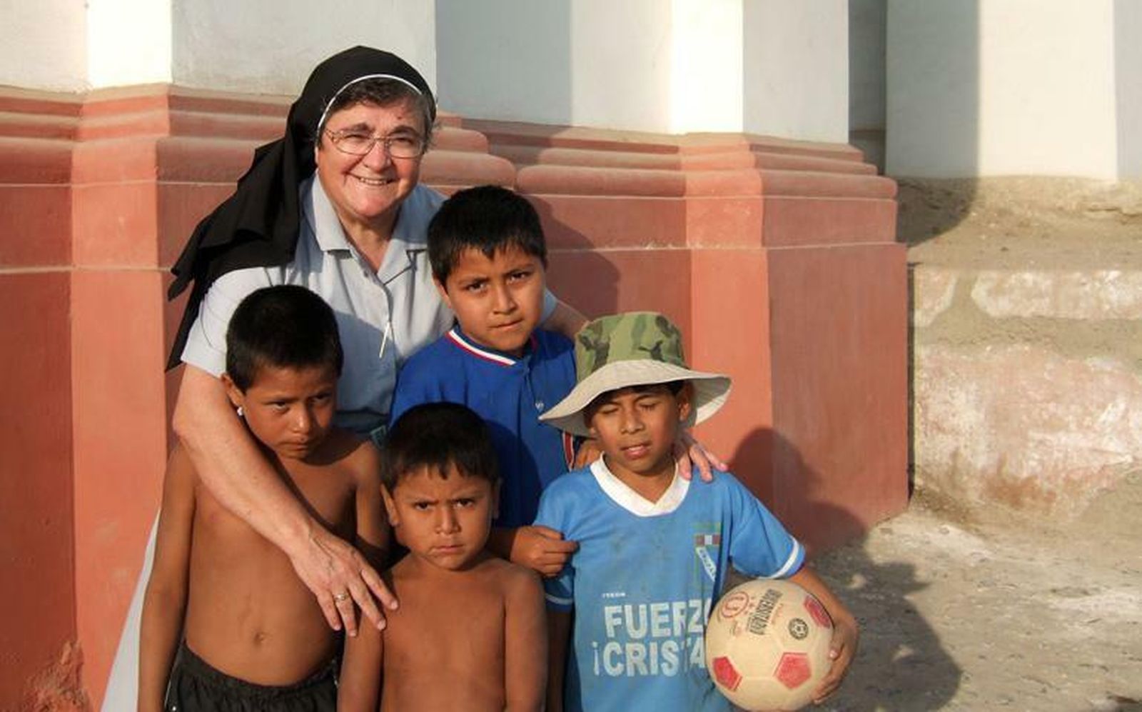 Religiosa dominica rodeada de niños