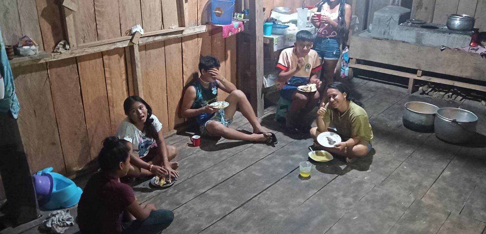 Los jóvenes de Tacsha haciendo su keke