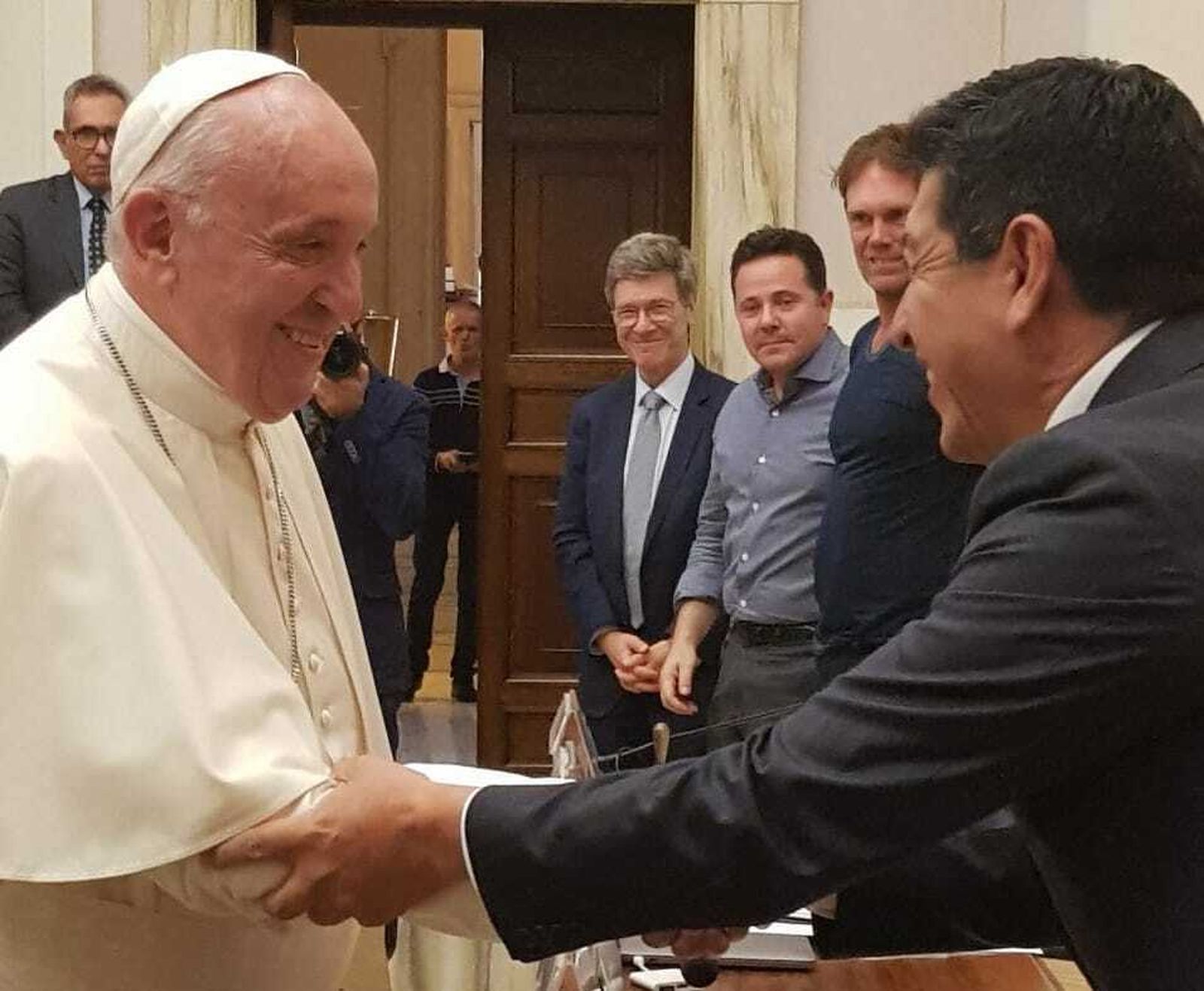 El Papa saluda al juez Moreno