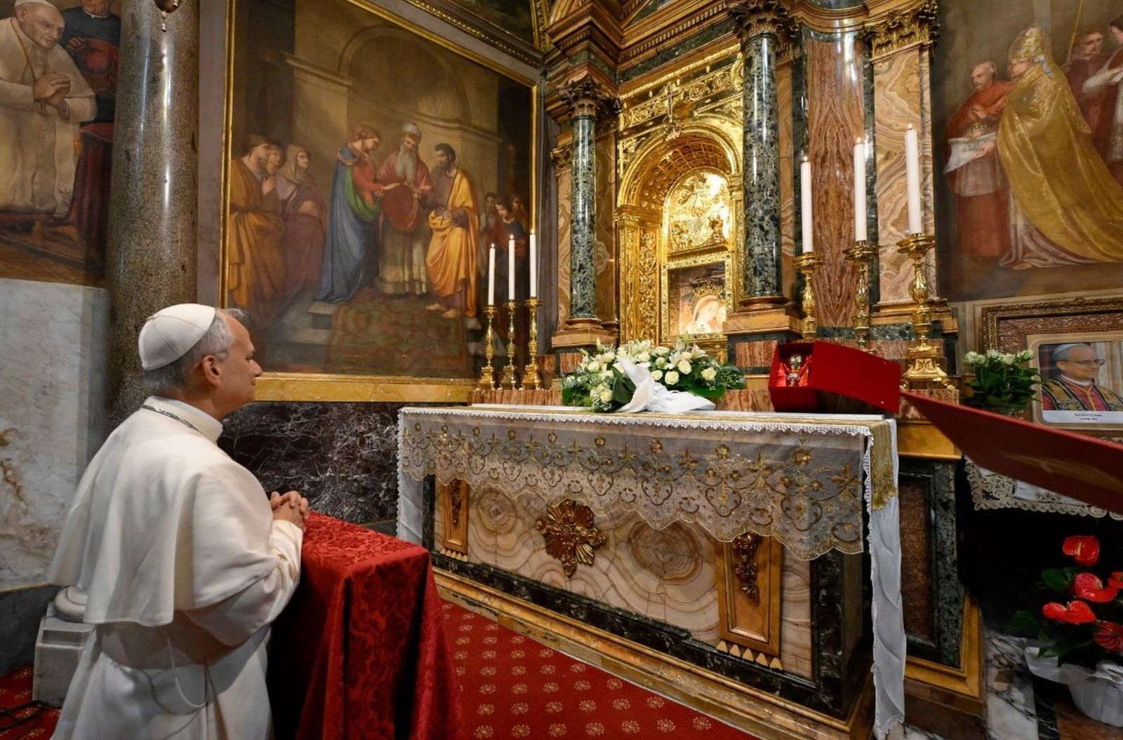 El Papa en el Santuario de Genazzano, rezando ante la imagen de la Virgen del Buen Consejo (10 de mayo 2025)