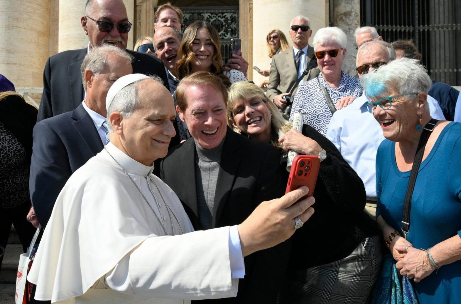 El Papa se hace un selfie con sus excompañeros de escuela