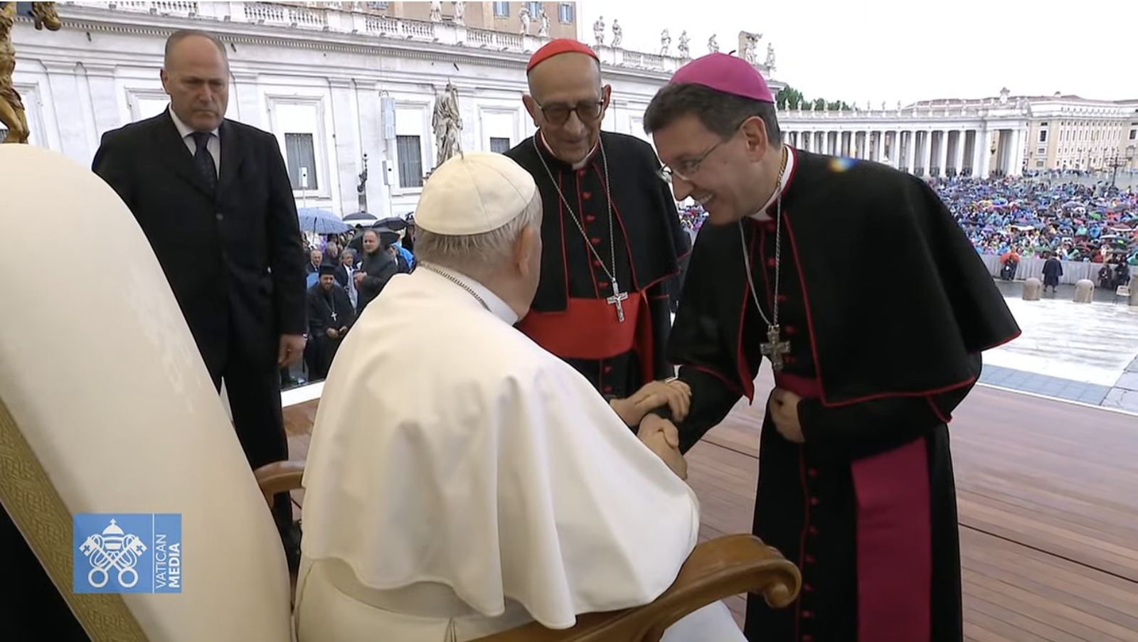 Francisco saluda a Omella y a su auxiliar, David Abadías