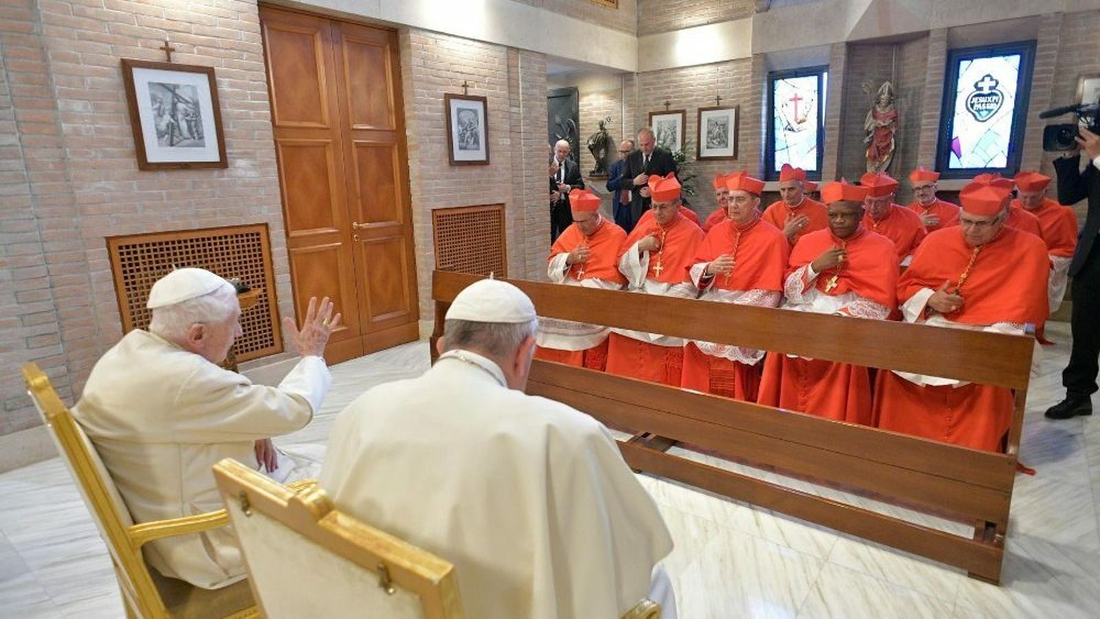 Bendición de Benedicto XVI a los nuevos cardenales