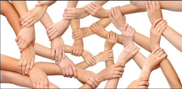 Tupida red de manos y brazos