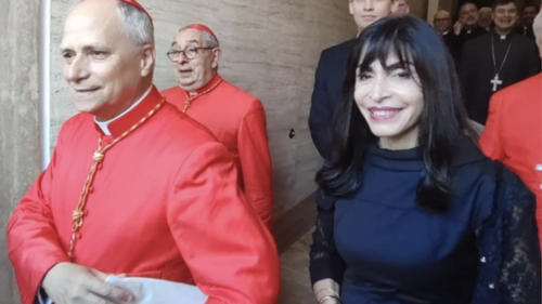 Emilce Cuda y el entonces Cardenal Robert Prevost